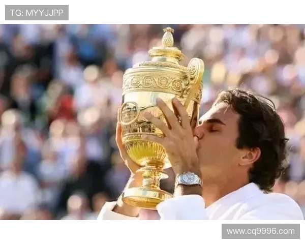 巴特勒现身温网看球被拍